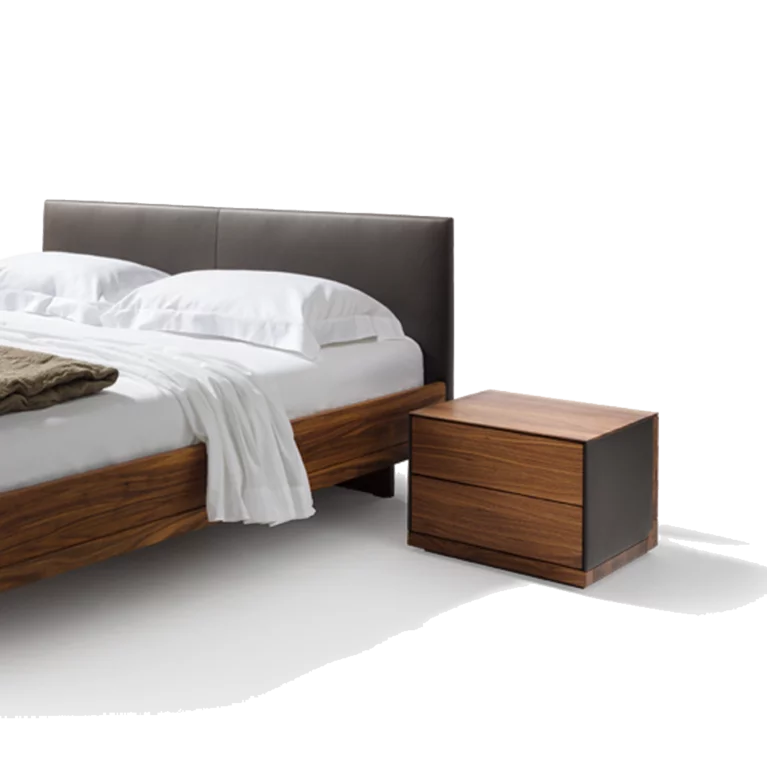 Nachttisch riletto in Nussbaum mit Lederseitenteil und mit dem komfortablen riletto Bett