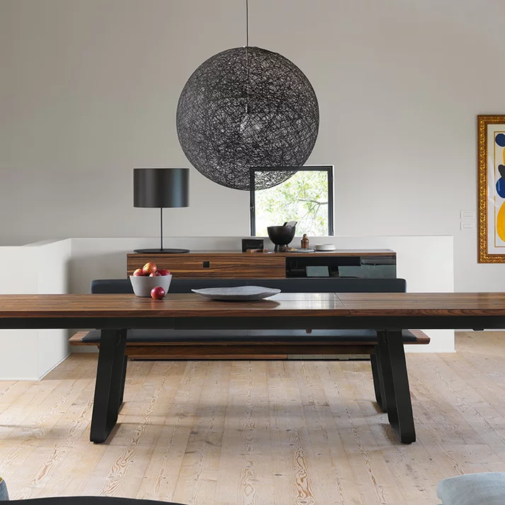 moderner Esstisch nox aus Naturholz ausziehbar in Nussbaum mit den magnum Freischwingern gepolstert und der nox Bank