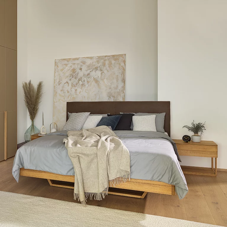 float Nachtkästchen freistehend in Eiche mit großer Lade zusammen mit dem bequemen float Bett