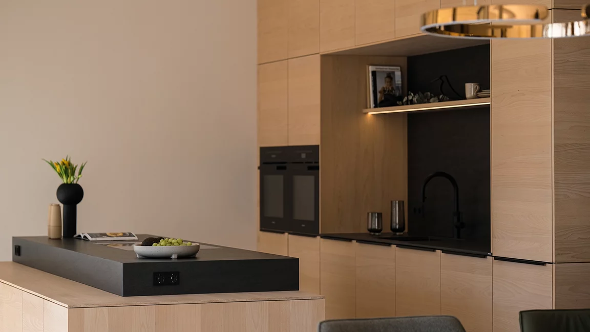 Floor-to-ceiling kitchen units with generous, integrated work recess in natural stone