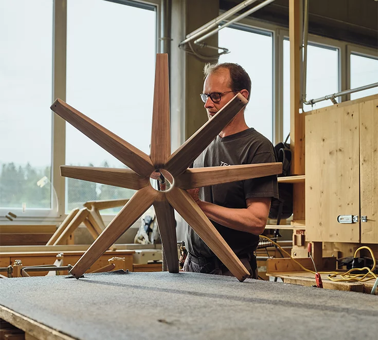 Assembling the frame of a stern coffee table