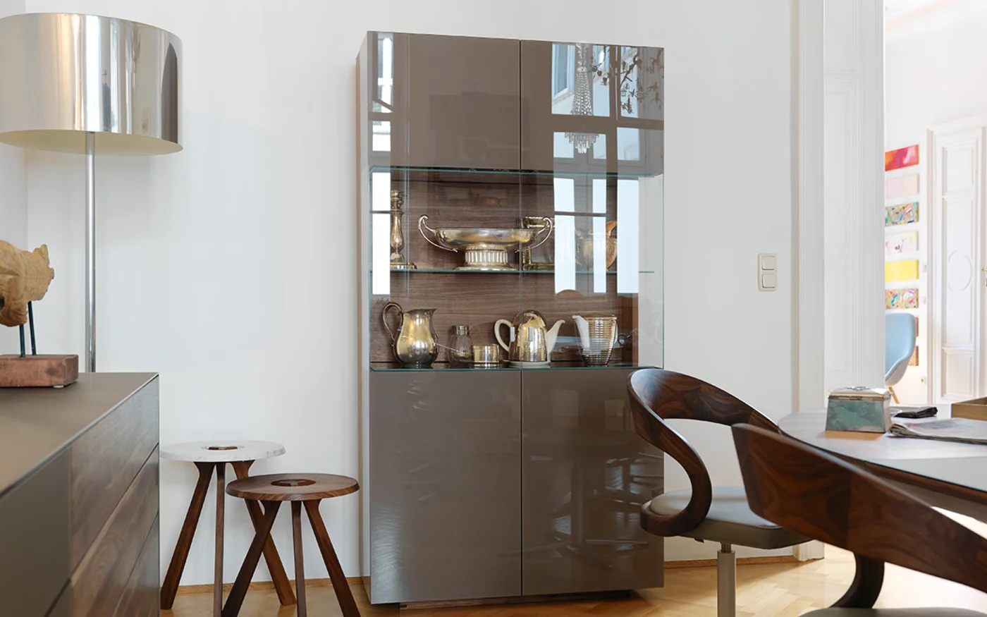 moderne cubus Glasvitrine in Nussbaum mit einer Anrichte und girado Stühlen im Esszimmer