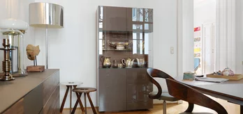 moderne cubus Glasvitrine in Nussbaum mit einer Anrichte und girado Stühlen im Esszimmer