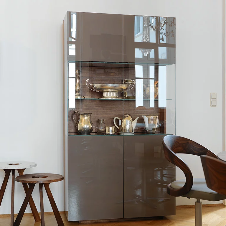 moderne cubus Glasvitrine in Nussbaum mit einer Anrichte und girado Stühlen im Esszimmer