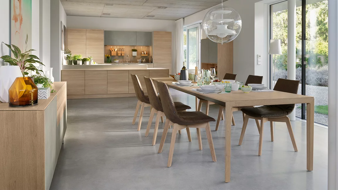 Esstisch aus Massivholz mit Holzfußgestell und lui Esszimmerstühle