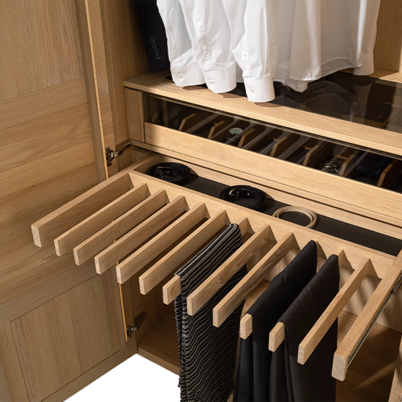 Kleiderschrank Innenleben mit Hosenauszug in Eiche Weißöl massiv