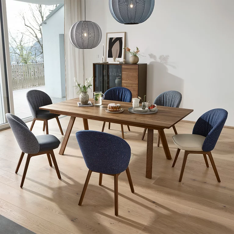 modern dining table taso extendable made of solid wood in walnut with comfortable flor chairs