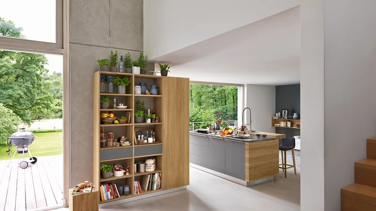 Echtholzküche mit Farbglas Fronten und cubus Regal linee Echtholzküche mit Farbglas Fronten in mittelgrau matt mit cubus Regal