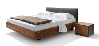 riletto Bett in Nussbaum mit Lederhaupt zusammen mit dem riletto Nachtkästchen