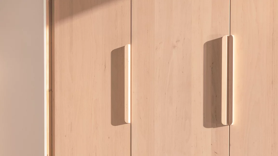 kids Kleiderschrank in Erle Weißöl mit Griffen, Detailansicht