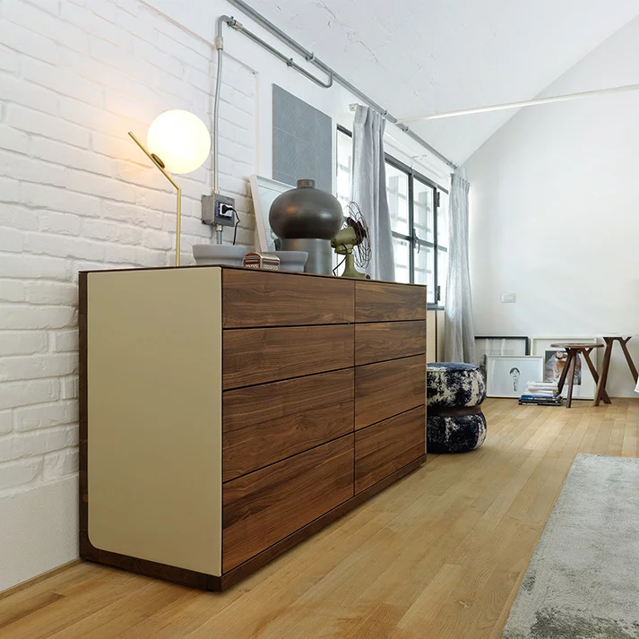 zeitlose Kommode aus Vollholz mit Lederseitenteil zeitlose riletto Kommode in Nussbaum Vollholz mit Lederseitenteil