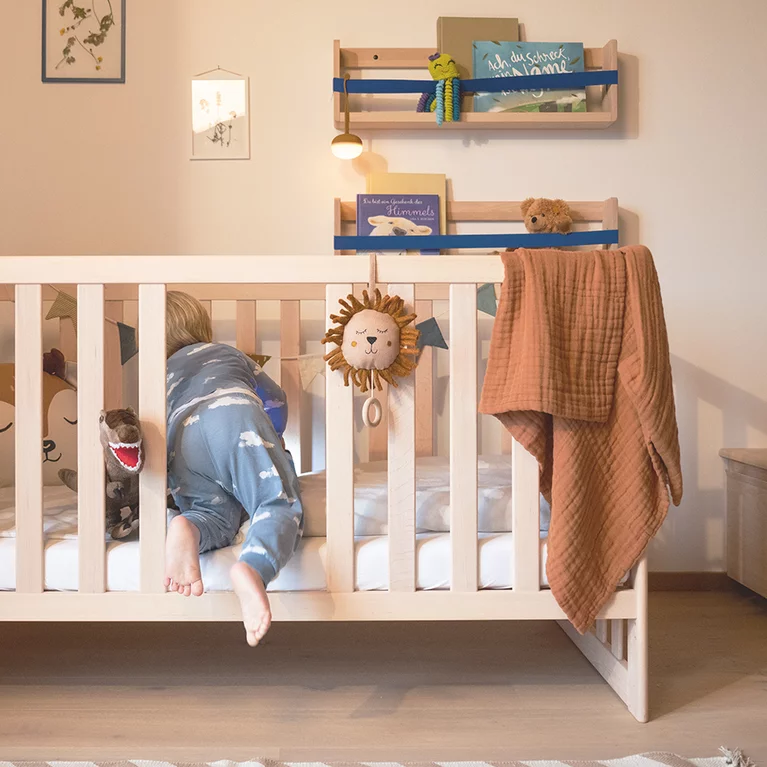 Gitterbett kids in Massivholz Erle Weißöl mit zwei herausnehmbaren Sprossen und Dekobords