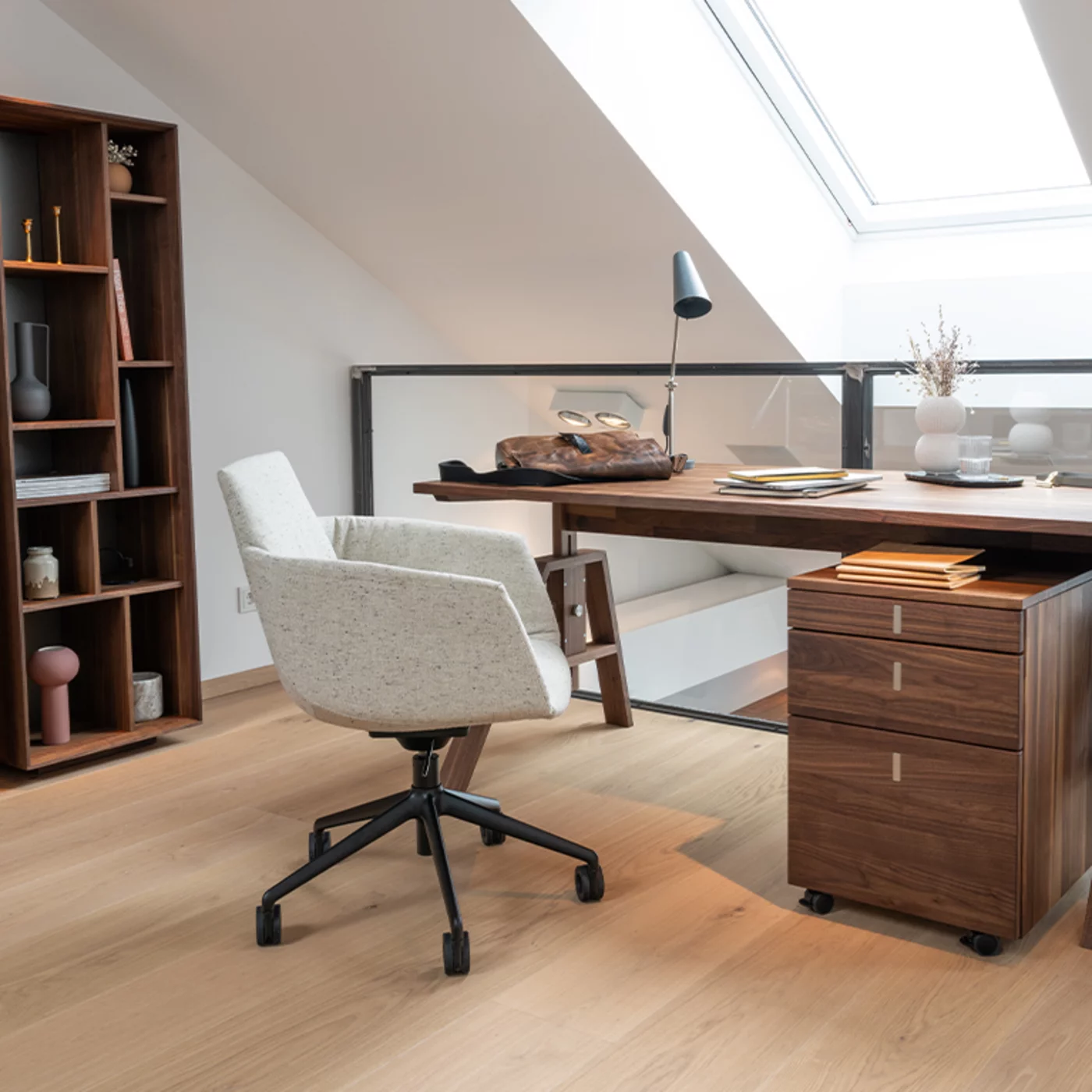 grand lui Bürodrehstuhl in Stoff an atelier Schreibtisch mit cubus Rollcontainer und graphic Gestaltungselement in Nussbaum