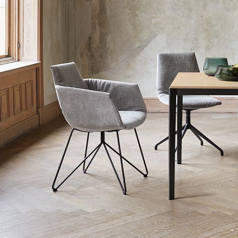 Stuhlfamilie lui aus Leder oder Stoff mit Dreh , Drahtgestell in schwarz matt und tak Tisch in der Holzart Eiche Weißöl