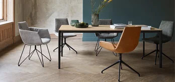 Stuhlfamilie lui aus Leder oder Stoff mit Dreh , Drahtgestell in schwarz matt und tak Tisch in der Holzart Eiche Weißöl