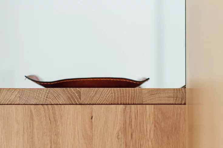 Detailansicht der Deckplatte einer cubus Dielenkommode in Eiche Massivholz