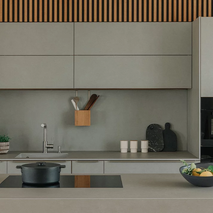 Küche filigno mit Keramikfronten cement mit Griffprofile