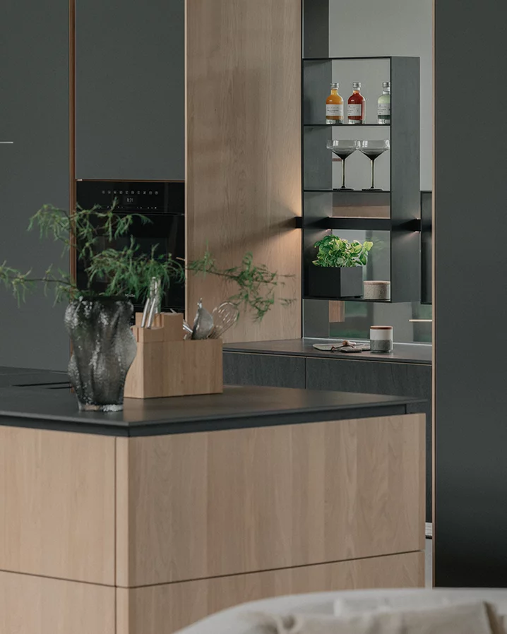 pur Holzküche in Eiche Weißöl massiv mit Farbglas graphitgrau matt und sign Nischenelement