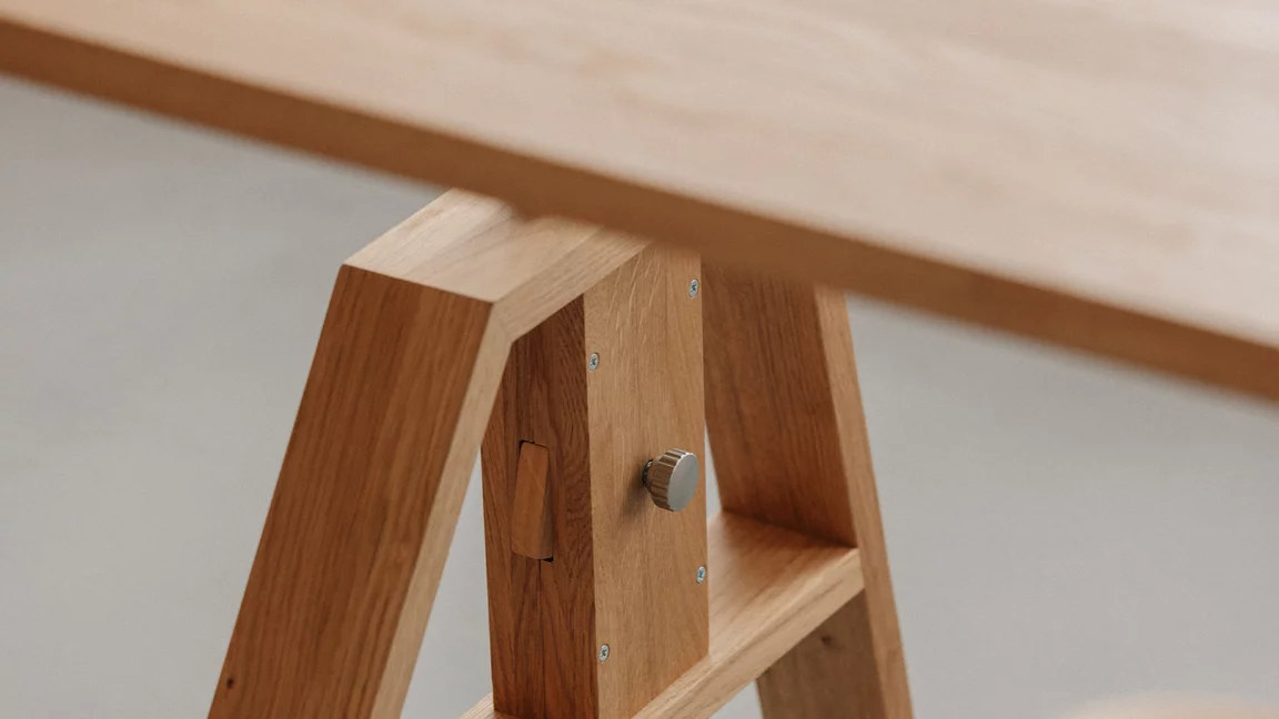 elegant atelier desk with manual height adjustment in oak, detailed view
