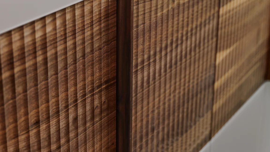 valore Drehtürenschrank Holzband Relief in Nussbaum mit Farbglasfronten, Detailansicht