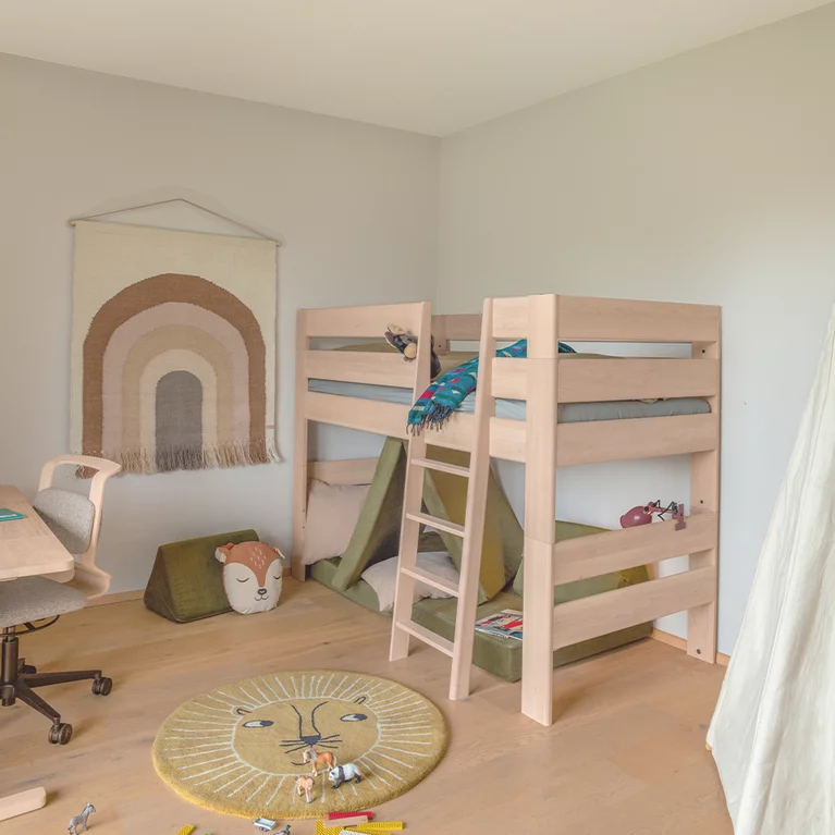 kids Höhlenbett in Erle Weißöl Massivholz mit einer Spiel- und Leseecke