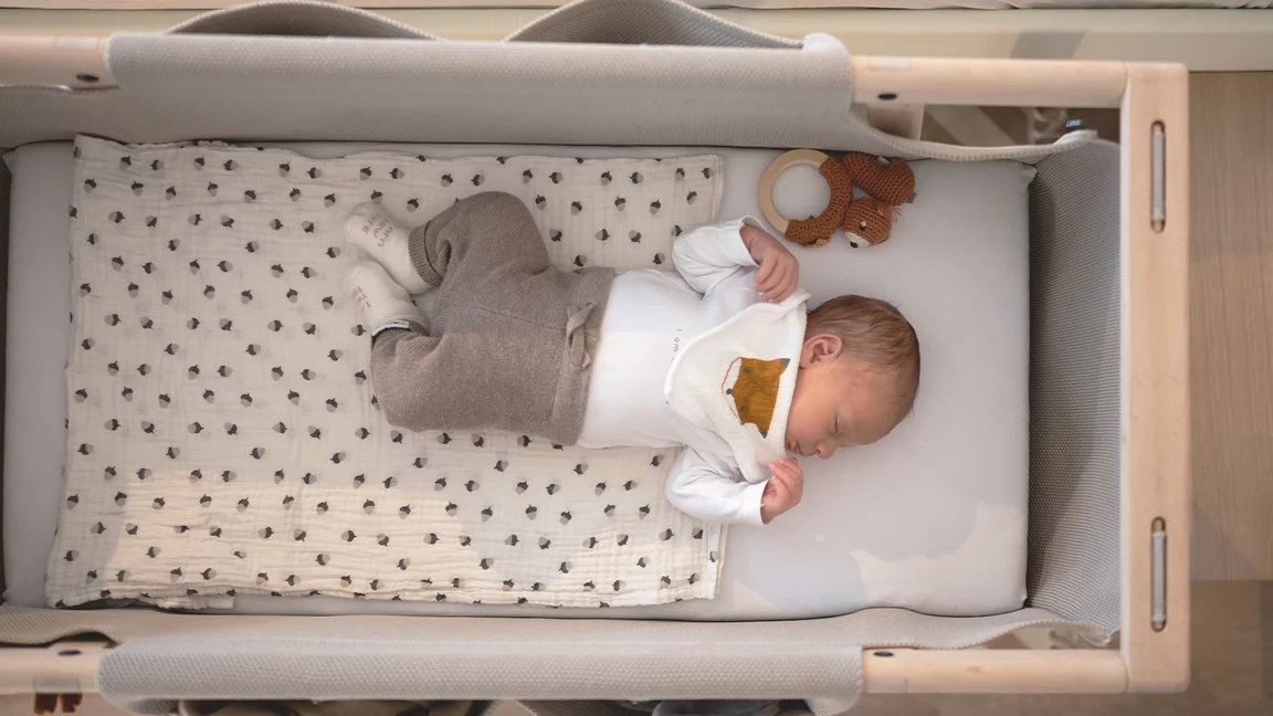 stabiles Babybett aus Naturholz Erle Weißöl mit Gestrick und praktischen Stofftaschen