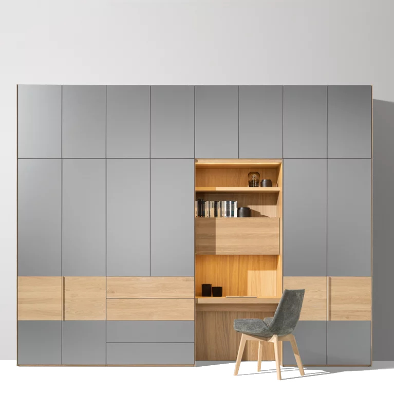 Kleiderschrank mit Zwischenelement aus Eiche Weißöl und Farbglas Kleiderschrank mit dem Zwischenelement als Home Office Möbel aus Vollholz Eiche Weißöl und Farbglas mittelgrau matt
