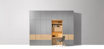 Kleiderschrank mit Zwischenelement aus Eiche Weißöl und Farbglas Kleiderschrank mit dem Zwischenelement als Home Office Möbel aus Vollholz Eiche Weißöl und Farbglas mittelgrau matt