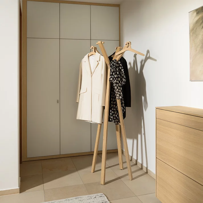 elegante Holzdiele mit dem Kleiderständer hood massiv elegante Holzdiele filigno passend dazu die Garderobenschraenke mit Farbglasfronten in weiß und der Kleiderständer hood in Eiche Weißöl massiv