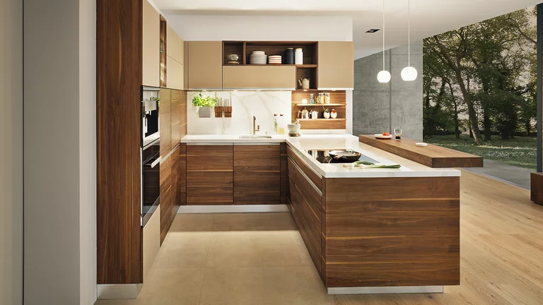 linee Echtholzküche in Nussbaum mit Arbeitsplatte aus Quarzstein, Farbglas Fronten und Barplatte