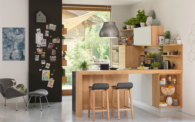 l1 Massivholzküche mit Farbglas Fronten in weiß matt und Barelement mit ark Barhocker