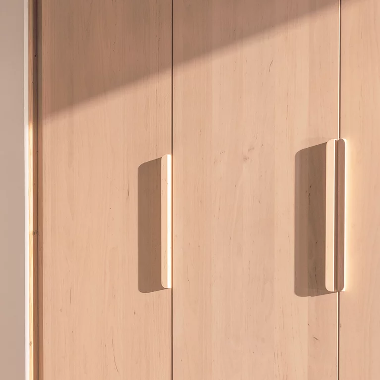 kids Kleiderschrank in Erle Weißöl mit Griffen, Detailansicht