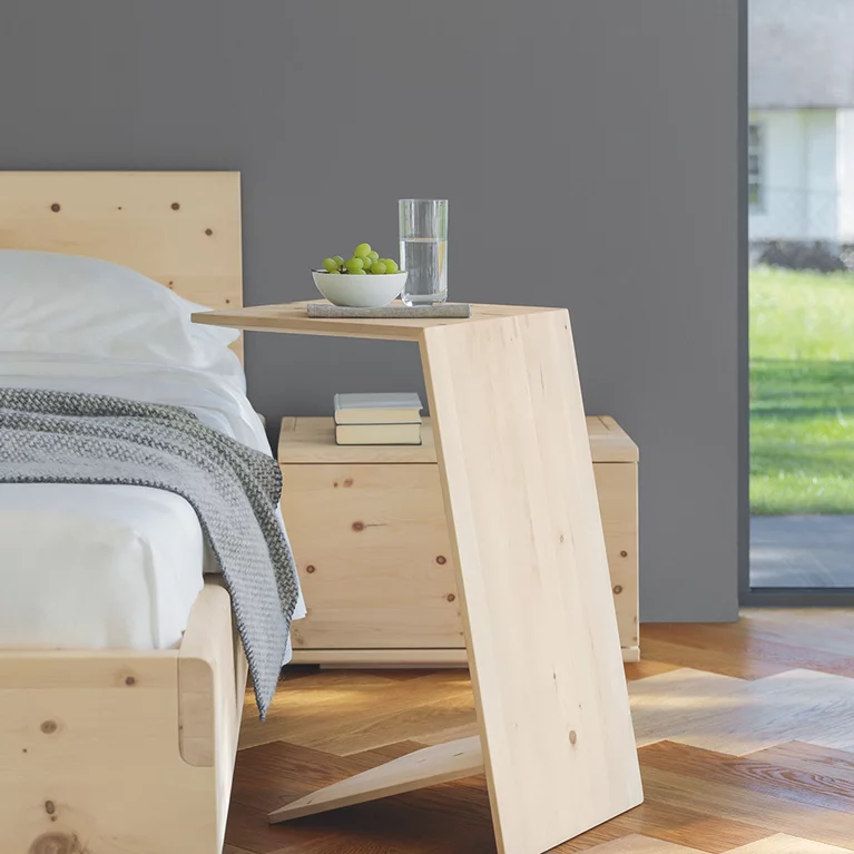 Beistelltisch in Zirbe roh neben nox Bett und nox Nachtkästchen sidekick Beistelltisch stehend mit dem nox Bett und dem nox Nachtkästchen in Zirbe roh