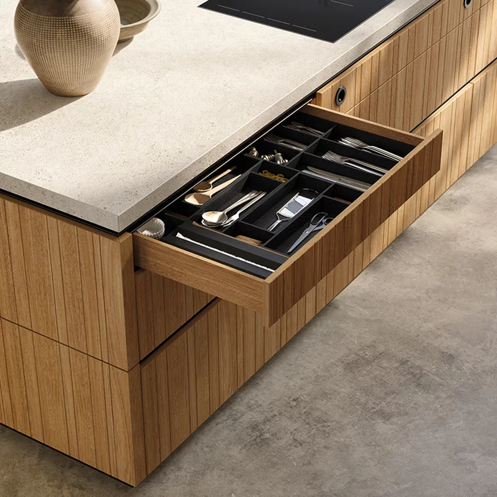 Functional drawer interior of a echt.zeit evo kitchen in solid natural oiled oak