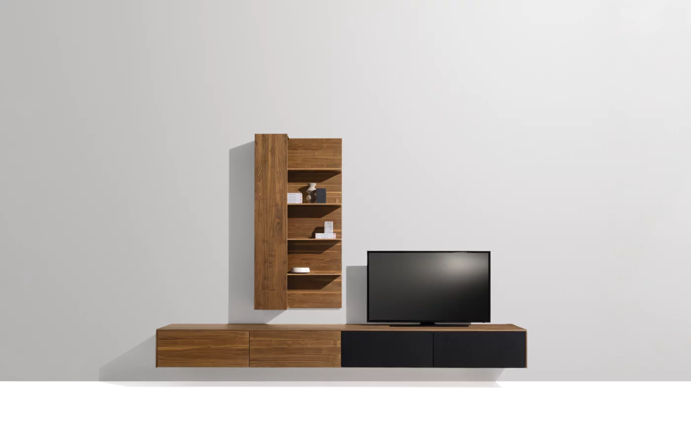 Moderne filigno Wohnwand aus Vollholz Nussbaum mit teilweise verdecktem Stauraum