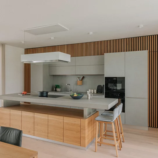 Modern k7 kitchen with height-adjustable worktop and ark bar stools in solid oak natural oil and ceramic