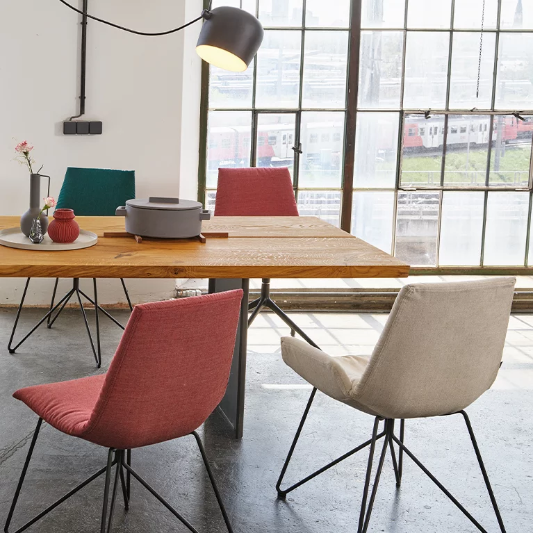 Esstisch echt.zeit Naturholz in Eiche urig gebürstet mit Gestell in brüniertem Stahl und der lui Stuhlfamilie