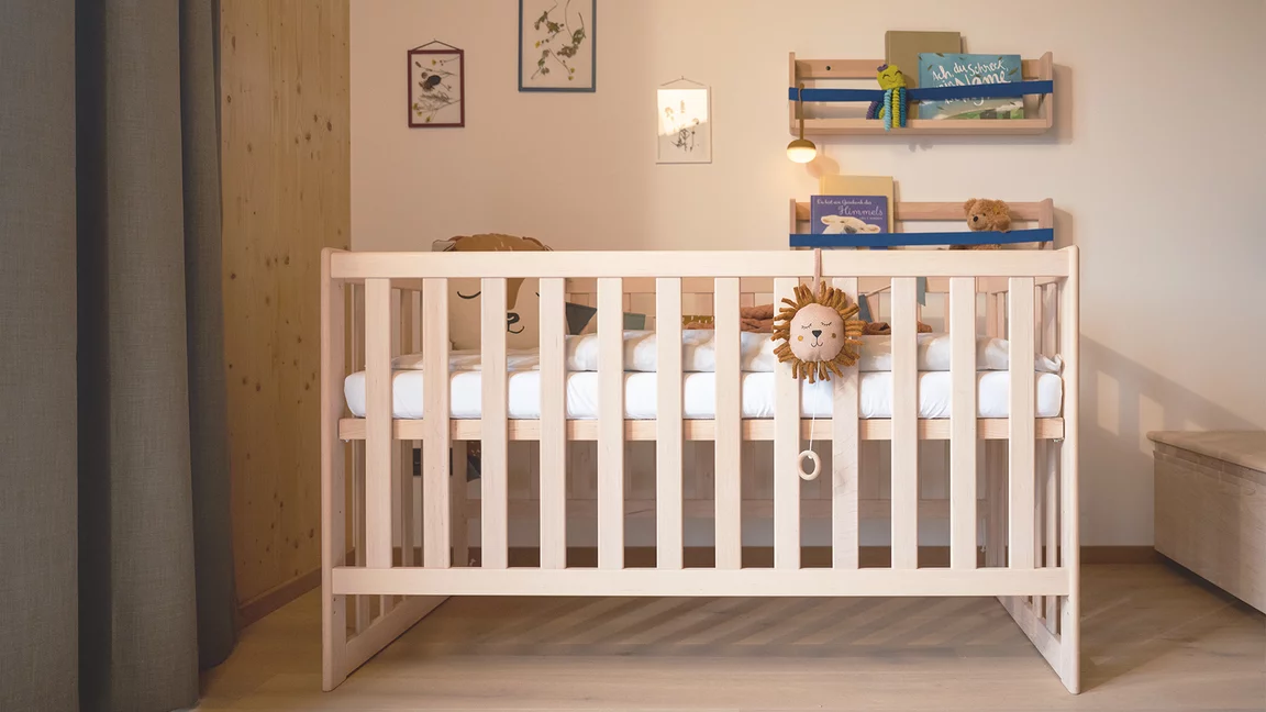 kids Gitterbett in Erle Weißöl mit höhenverstellbaren Lattenrost und praktischen Dekobords