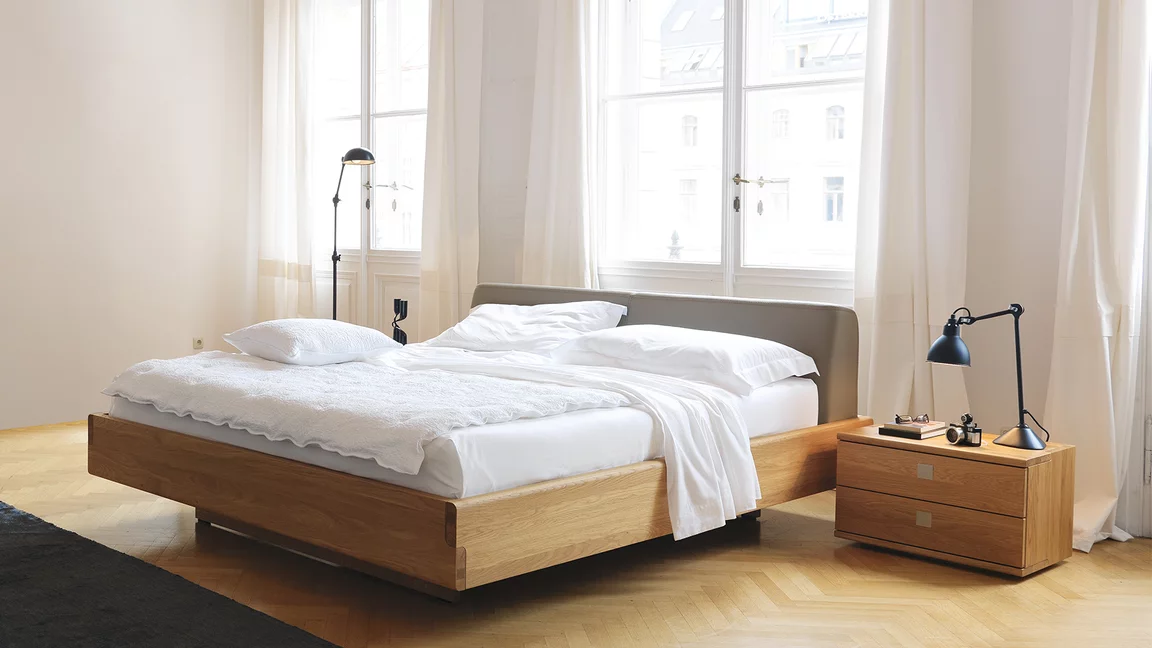 nox Bett in Eiche massiv mit Lederkopfhaupt und dem nox Nachtkästchen 