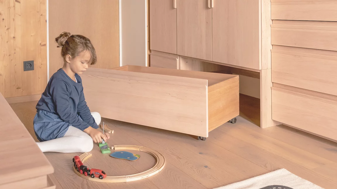 Kinderkleiderschrank kids aus Vollholz Erle Weißöl mit ausziehbarer Lade mit Rollen