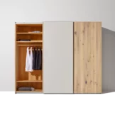 soft Schwebetürenschrank in Eiche Wild Weißöl mit Farbglasfront geöffnet
