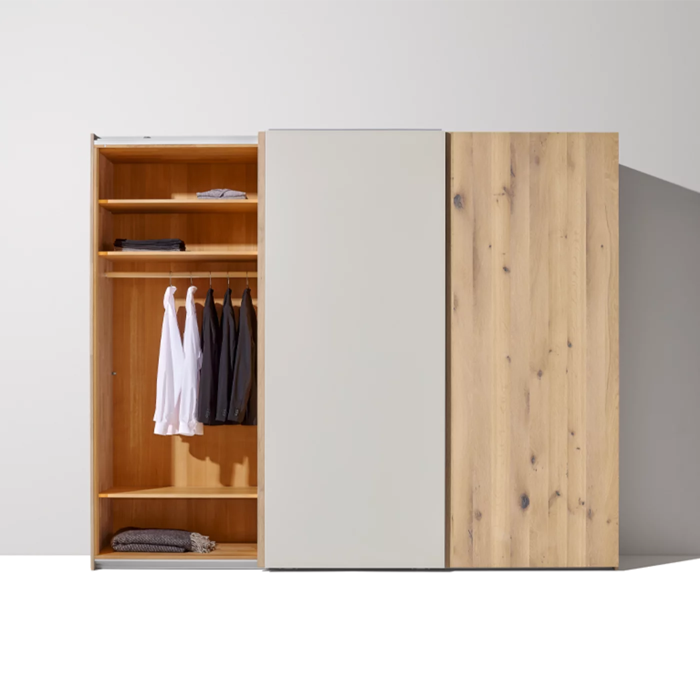 soft Schwebetürenschrank in Eiche Wild Weißöl mit Farbglasfront geöffnet