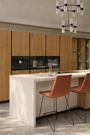 Cucina in legno massiccio con vetro colorato e sgabelli da bar, vista dettagliata cucina black line in noce con vetro nero opaco e sgabello lui in pelle nera, vista dettagliata