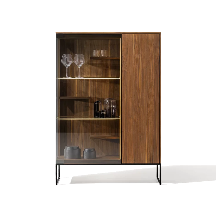 Glasvitrine in Nussbaum mit beleuchtetem, schwarz umrahmtem Rauchglas elegante filigno Glasvitrine in Nussbaum mit beleuchtetem Highlight aus Rauchglas, umgeben von einem schwarzen Metallrahmengestell