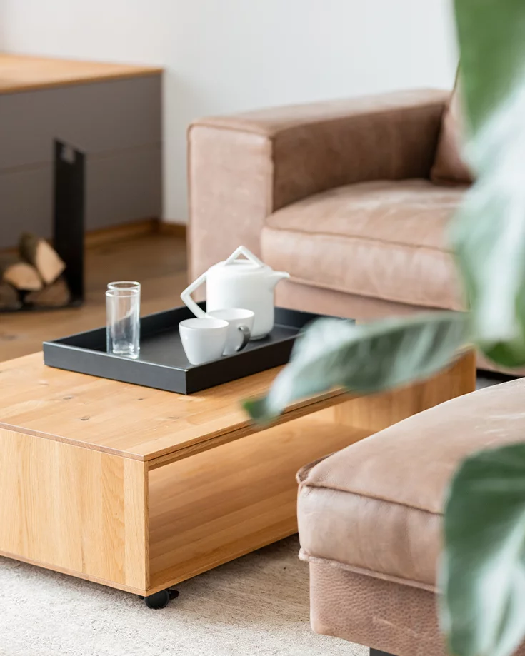 quadratischer Couchtisch lux mit Fach und Schublade aus Massivholz Eiche Wild in modernem Wohnzimmer