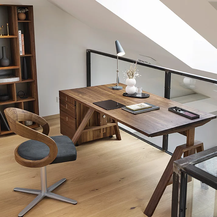 eleganter atelier Schreibtisch mit girado Stuhl und cubus Container in Nussbaum