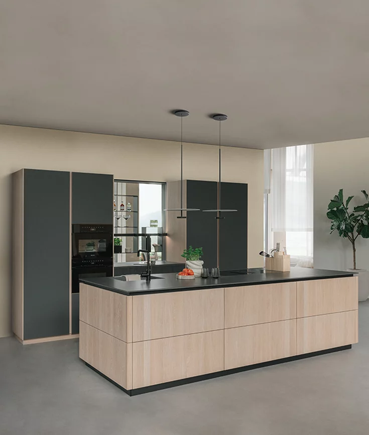 grifflose Massivholzküche pur mit Farbglas graphitgrau matt