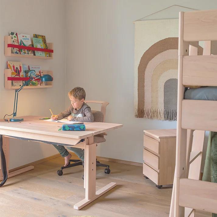 kids Schreibtisch mit verschiedenen Funktionen zusammen mit dem Kinderschreibtischstuhl und Rollcontainer in Erle Weißöl