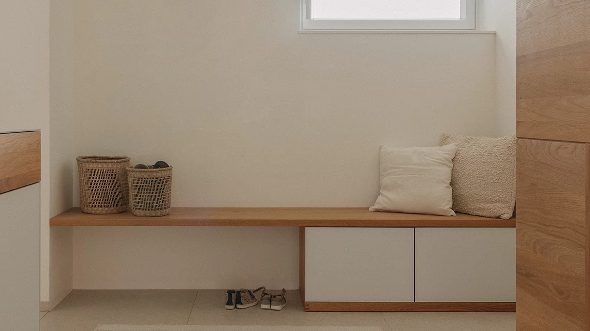 eingepasste Deckplatte auf cubus Unterbau als Dielensitzbank in Eiche Naturöl mit Farbglasfronten