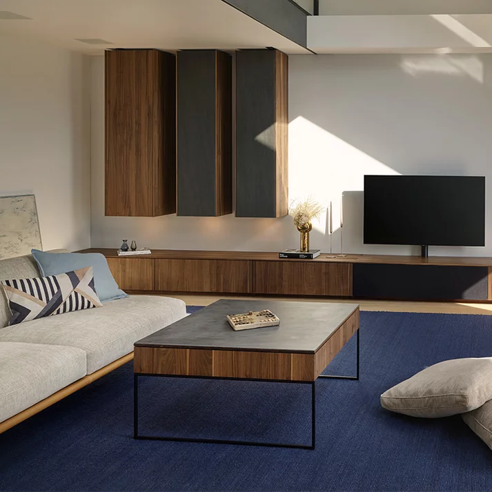 elegante filigno Wohnwand mit Fronten in Nussbaum und Keramik, mit Couchtisch filigno und Vitrine